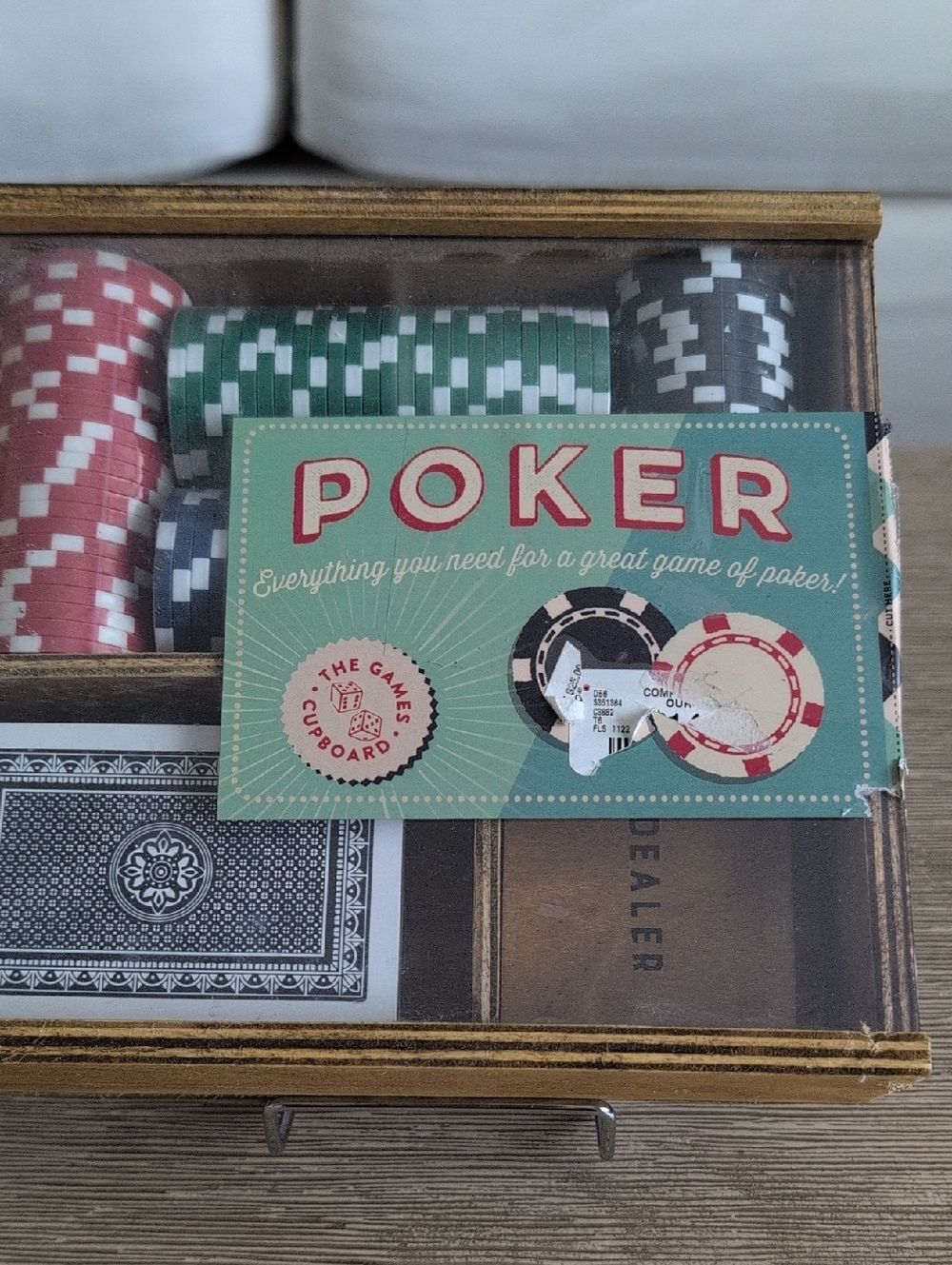 Vintage-Style Poker Set with Red, Green & Black Chips In Wood Box - Picture 3 of 6